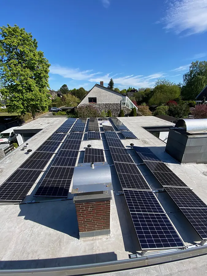 Solarplatten auf dem Flachdach