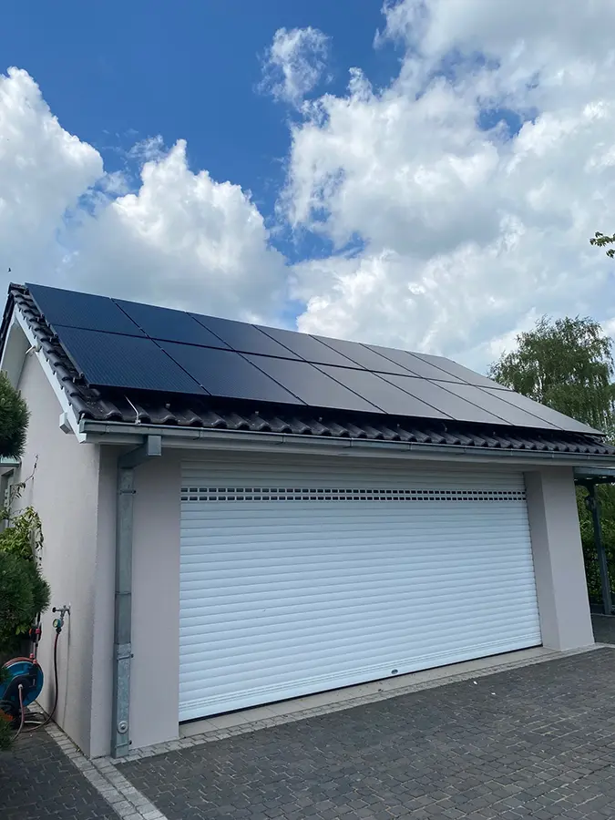 Solarplatten auf der Garage